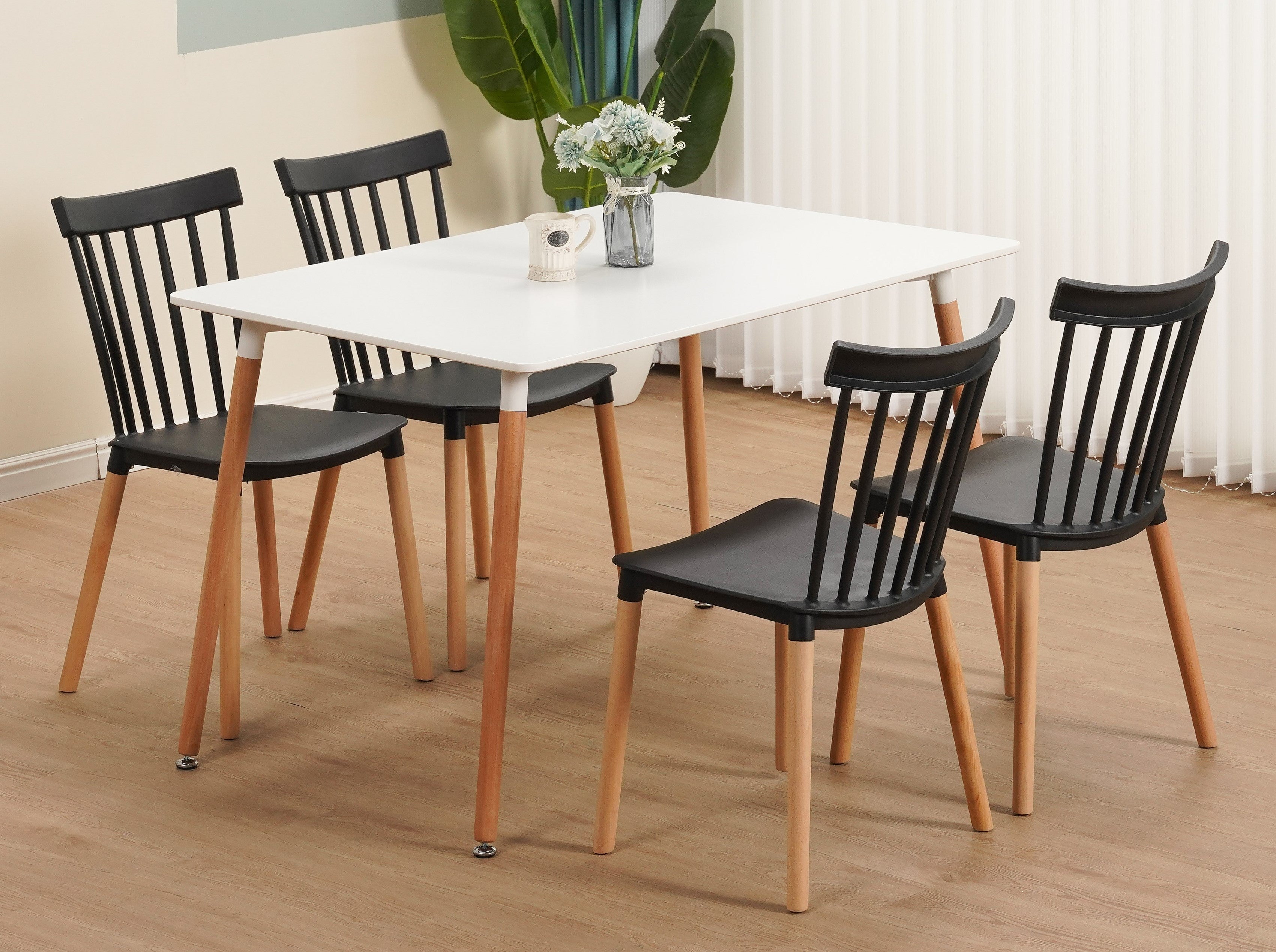 White Dining table and 4 Classic chairs